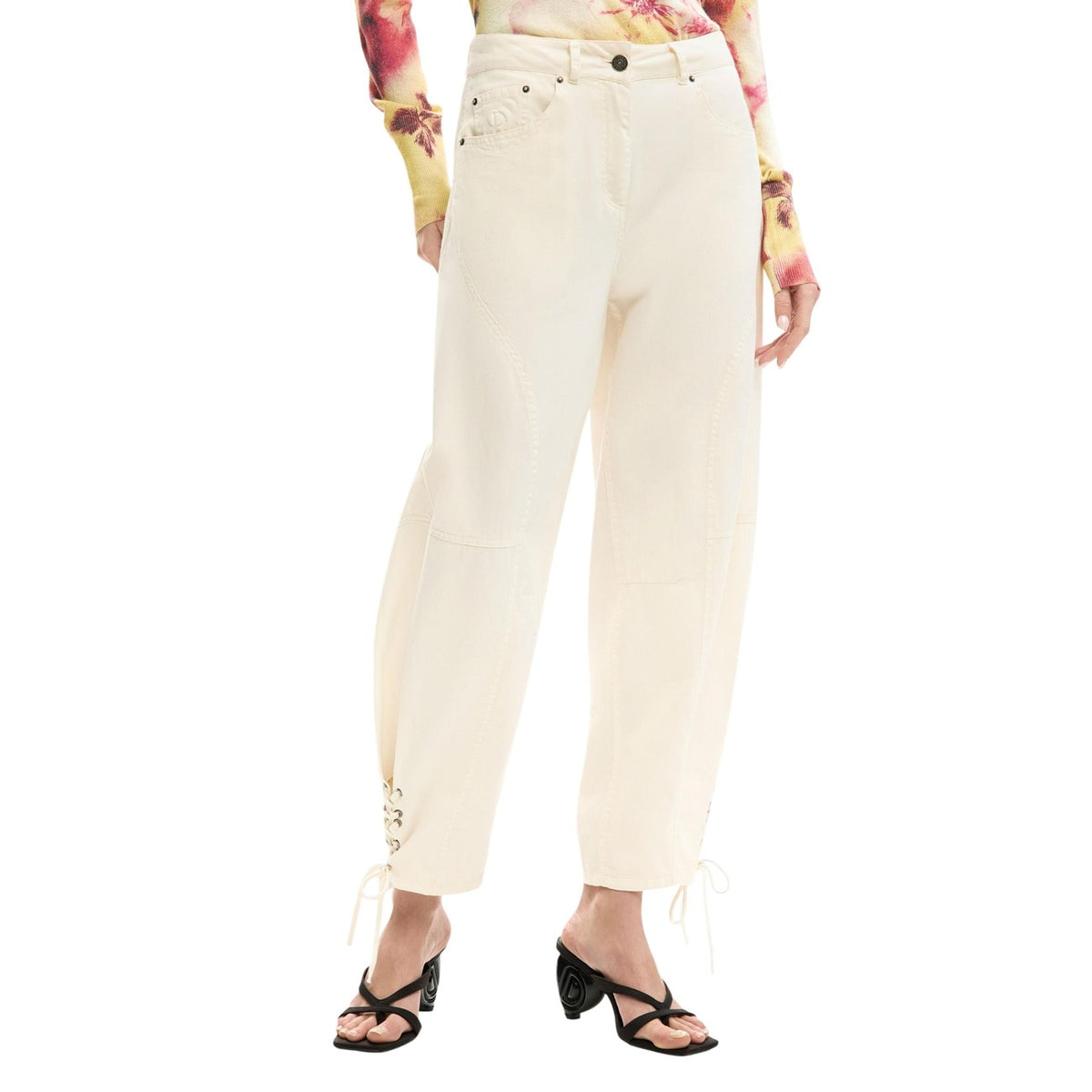 Pantalone lungo in cotone con tessuto bianco liscio, vita con bottone e cerniera e chiusura regolabile sul fondo tramite lacci. Design con pinces frontali e tasche laterali a vista.