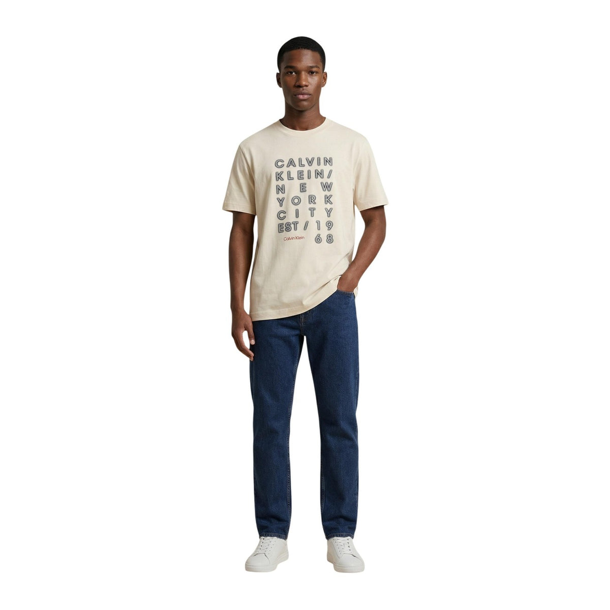 Calvin Klein Jeans Tee Beige; 100% cotone, stampa iconica, girocollo. T-shirt fresca e versatile, qualità premium CK. Vista frontale figura intera