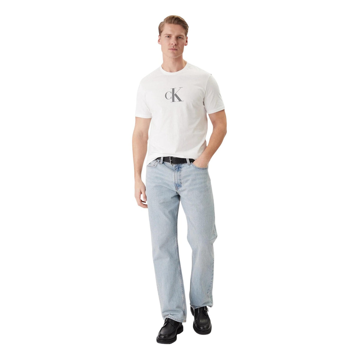 Calvin Klein LV04RF853G, t-shirt bianca in cotone con logo monogramma "cK" stampato; manica corta, taglio regolare e stile intramontabile per un look quotidiano curato. Vista frontale Figura intera