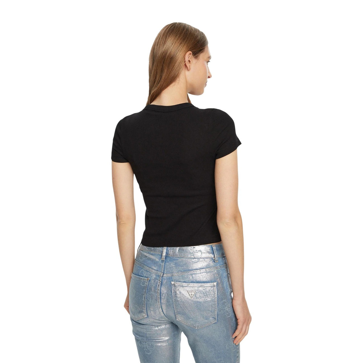 T-shirt Guess donna nera a costine modello W5RI68 KA0H1. Maglietta a maniche corte girocollo nera in cotone stretch con logo Guess frontale decorato da micro borchie lucide, t-shirt casual con dettagli luminosi.