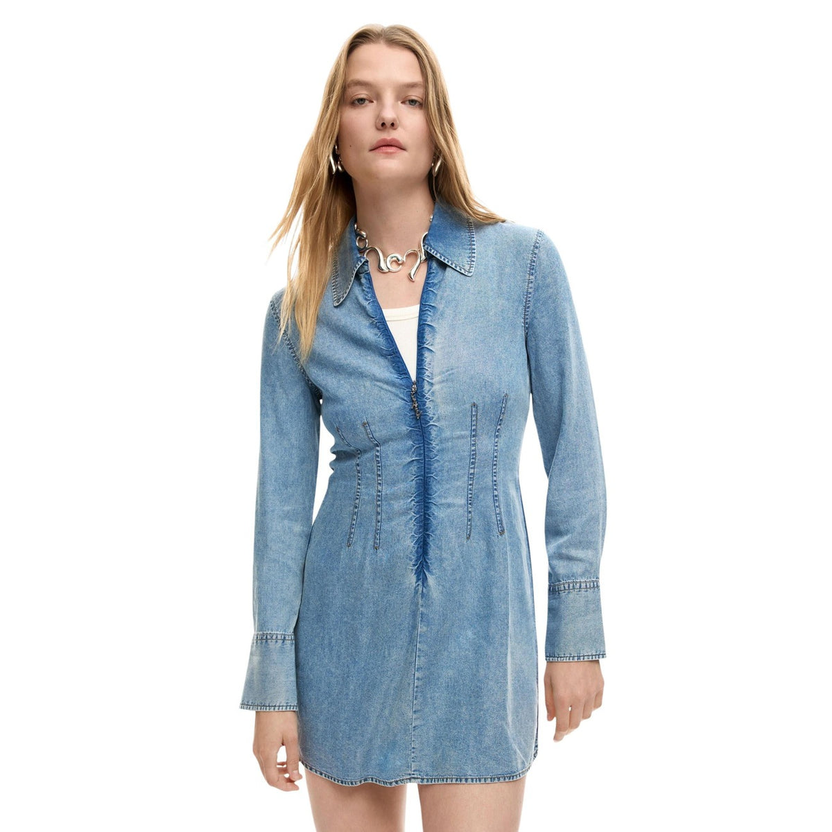 Abito in denim aderente, a maniche lunghe, con cerniera allo scollo e cuciture verticali in vita. Vista frontale