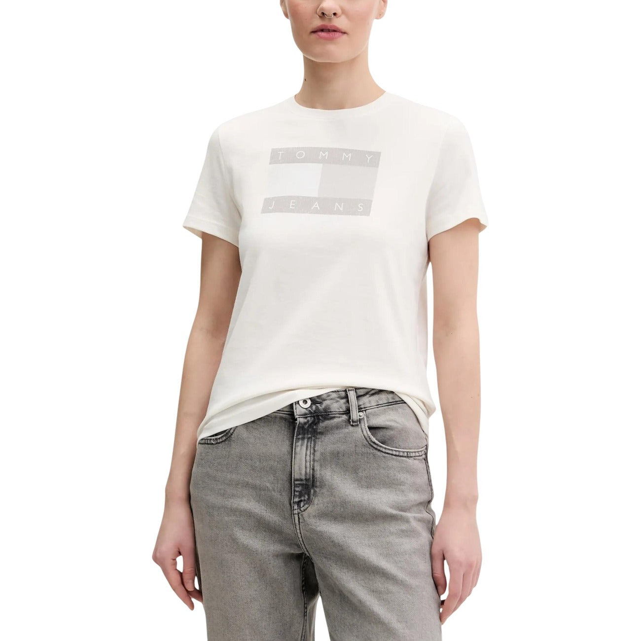 T-shirt Tommy Jeans; 100% Puro Cotone. Regular fit, logo bandiera tono su tono, jersey leggero. Maglia uomo traspirante e iconica per la stagione PE26. Colore bianco vista frontale