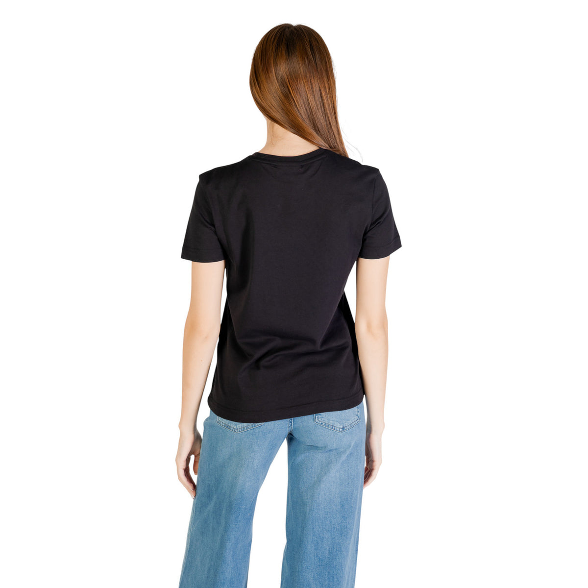 T-shirt Calvin Klein Jeans SS MONOGRAM CREW TEE donna nera con stampa maniche corte scollo tondo 100% cotone - vista posteriore retro indossata da modello