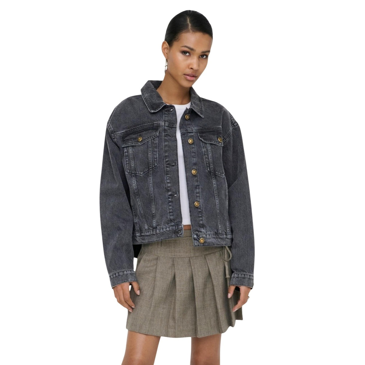 Giubbotto Denim 100% Cotone; lavaggio medio, multitasche, polsini regolabili. Il capospalla iconico e resistente per ogni stagione. Vista frontale indossato