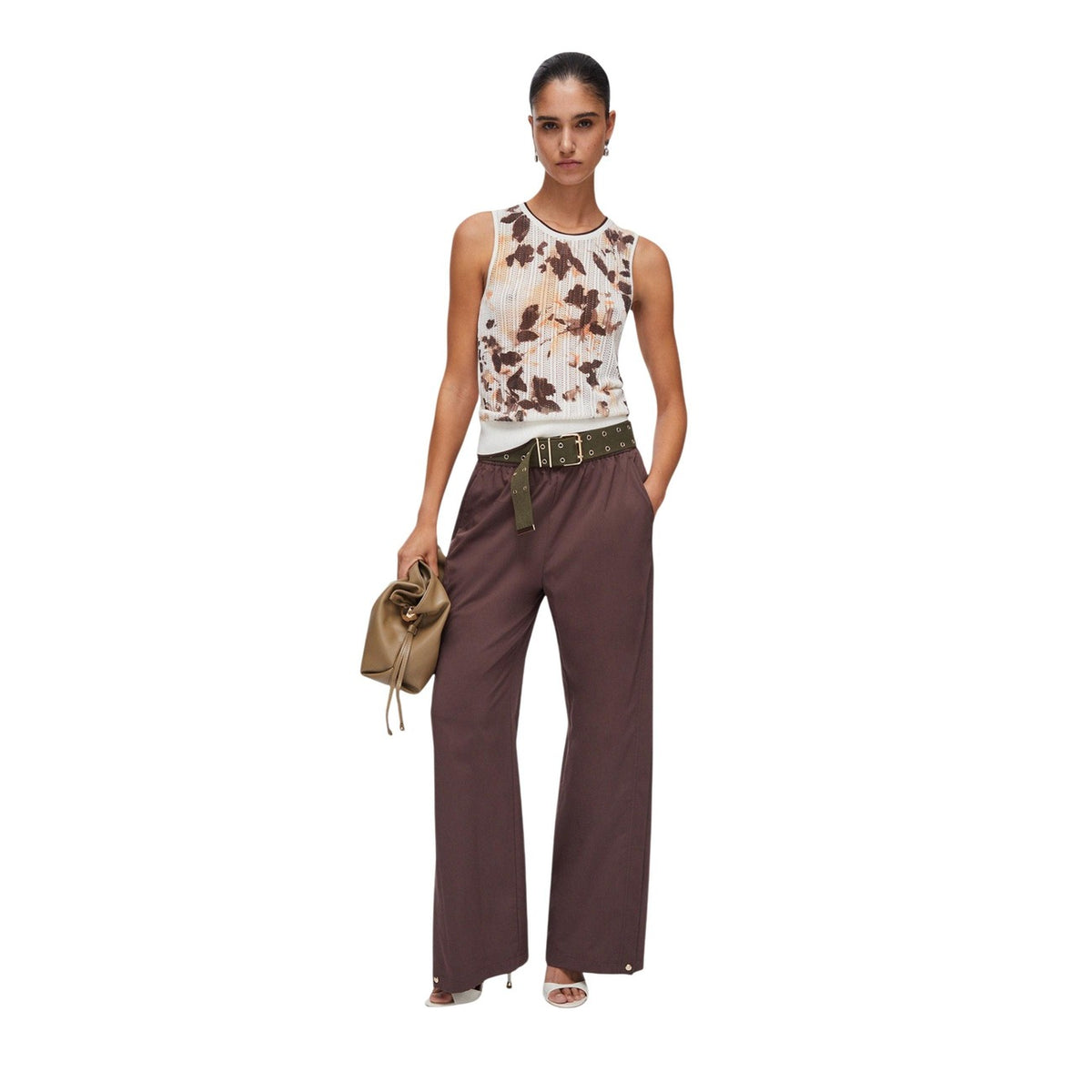 Liu Jo Bootcut Pants TA6181; marrone, misto viscosa stretch, vita regolare. Il pantalone iconico ed elegante per un look contemporaneo. Vista frontale intera