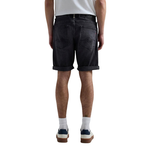 Bermuda Replay Tapered; 99% cotone 1% elastam, 5 tasche, vita media. Gamba affusolata con risvolto, chiusura zip e bottone, vestibilità morbida e stretch. Vista posteriore