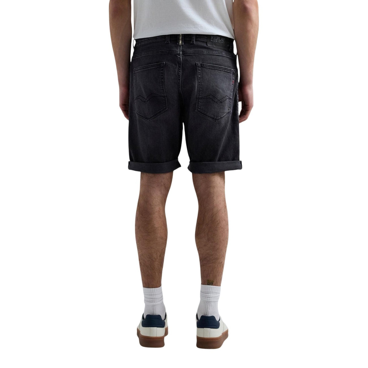 Bermuda Replay Tapered; 99% cotone 1% elastam, 5 tasche, vita media. Gamba affusolata con risvolto, chiusura zip e bottone, vestibilità morbida e stretch. Vista posteriore