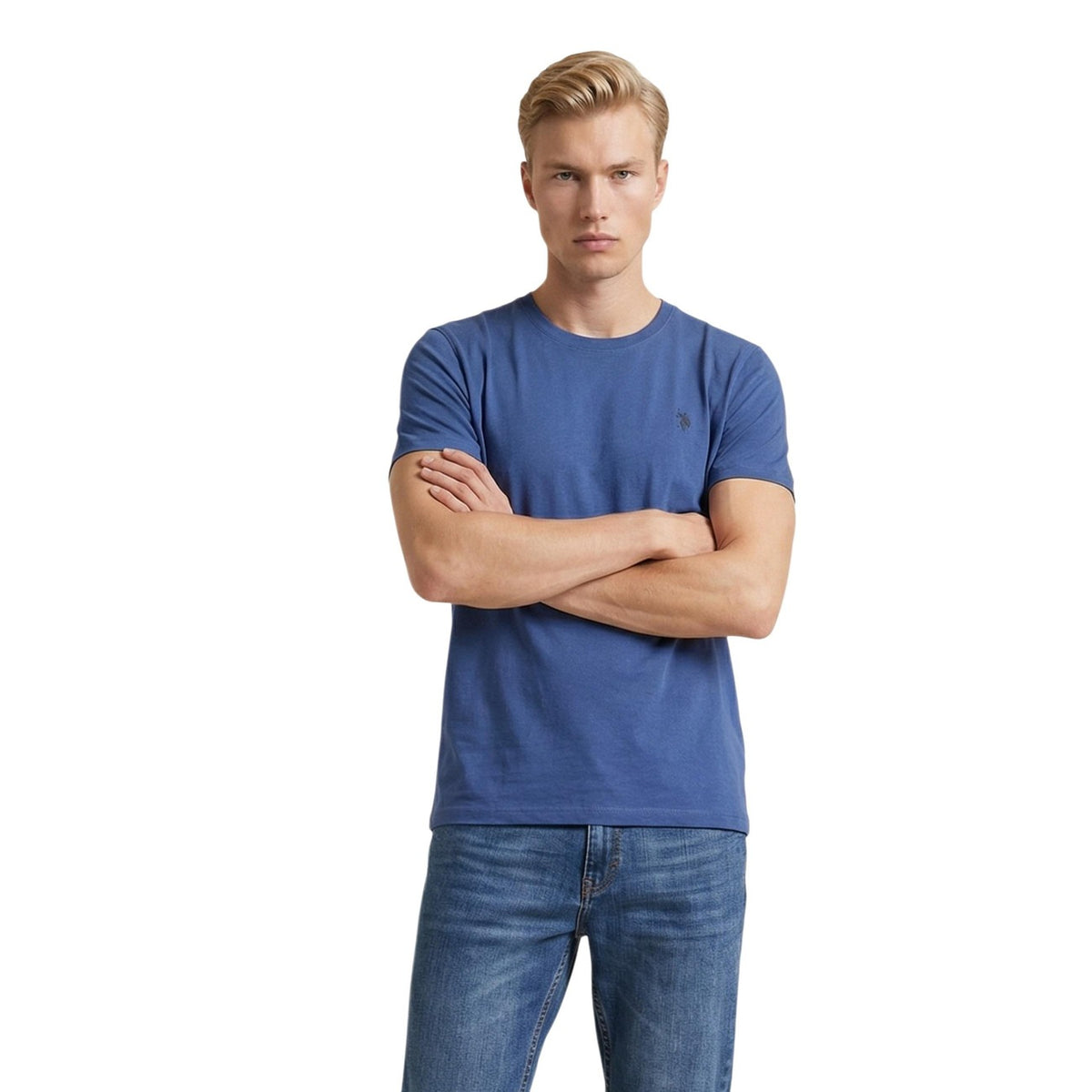 T-shirt U.S. Polo Assn. Mick-Basic; 100% cotone. Girocollo, maniche corte, logo ricamato. Maglia maschile naturale, traspirante e resistente. Colore blu