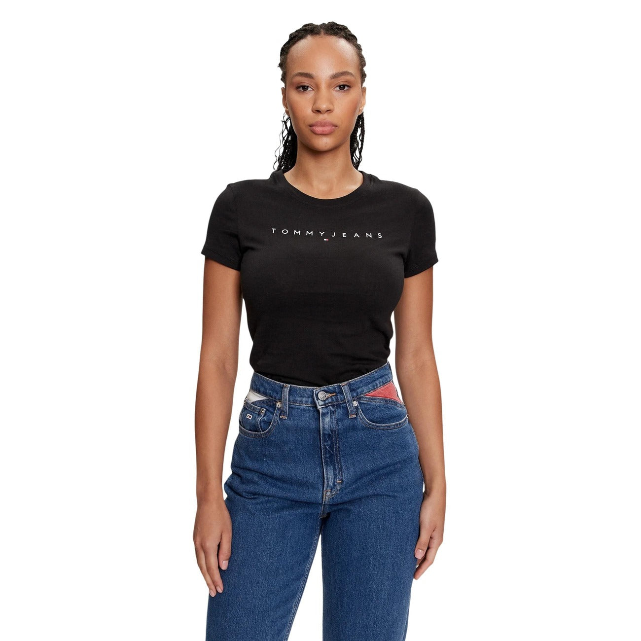Tommy Jeans Slim Linear Tee; 70% cotone, 30% viscosa. T-shirt slim fit con logo stampato e scollo tondo. Il basic essenziale con finitura premium. Colore nero. Vista frontale