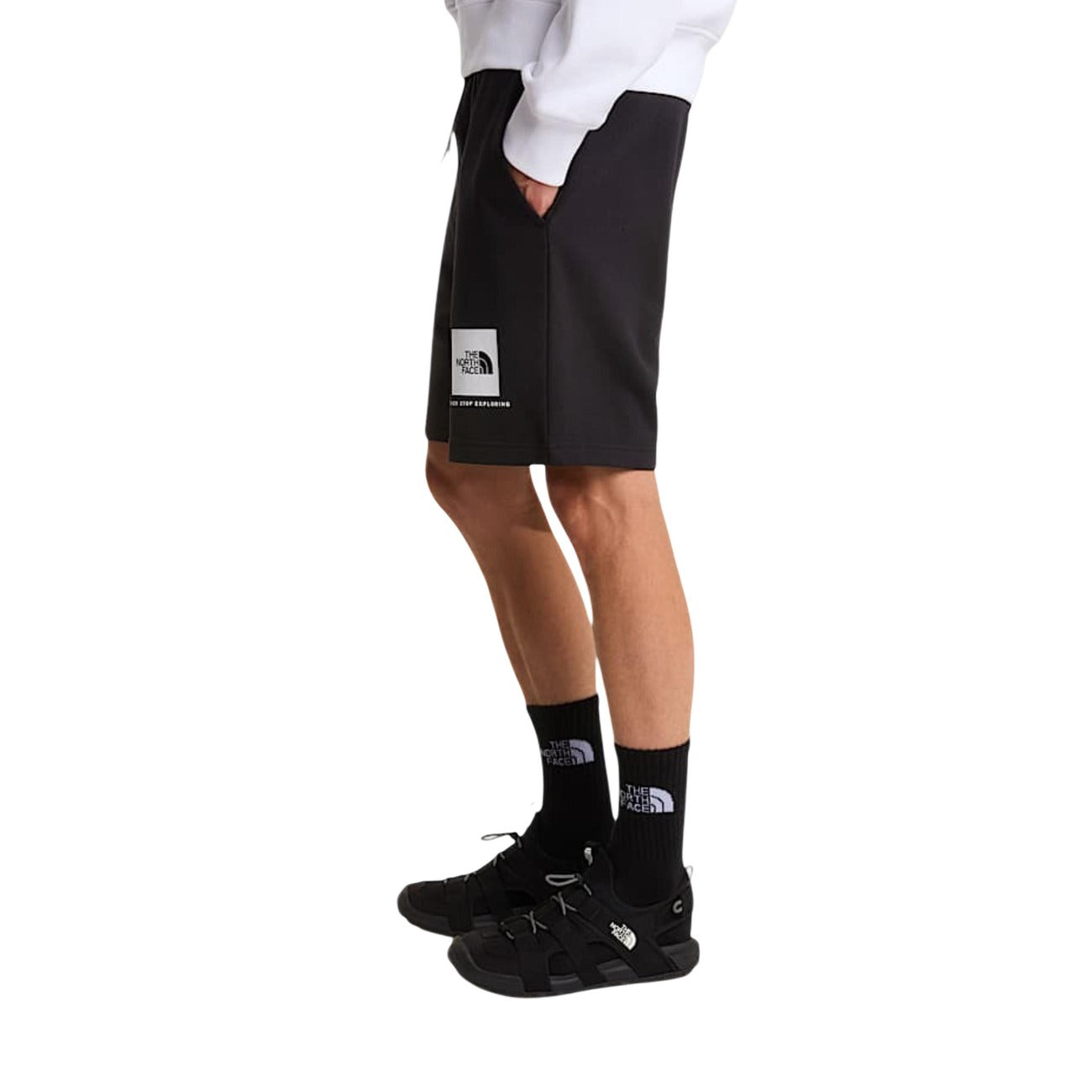 The North Face NSE Box Light Shorts; mix cotone-poliestere, vita elastica, logo a base d'acqua. Il pantaloncino sportivo versatile per ogni giorno. Vista frontale Laterale