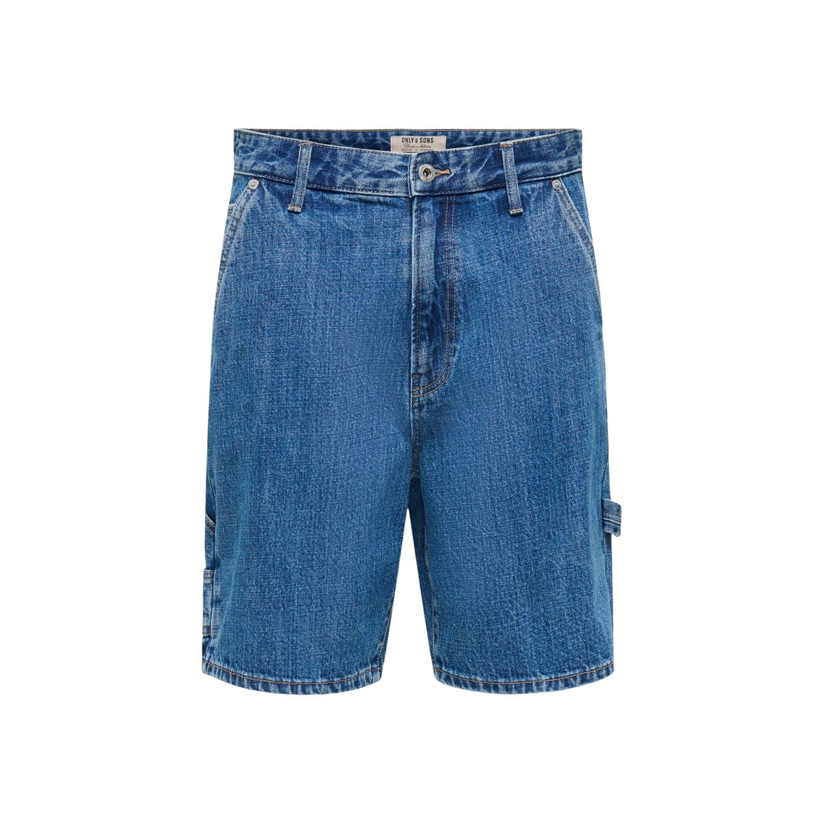 Bermuda Jeans Only & Sons Carpenter; Blu Stonewash. 100% Cotone, Loose Fit, dettagli utility e tasche cargo. Orlo a taglio vivo destroyed, stile workwear contemporaneo per la stagione estiva. Vista stesa frontale