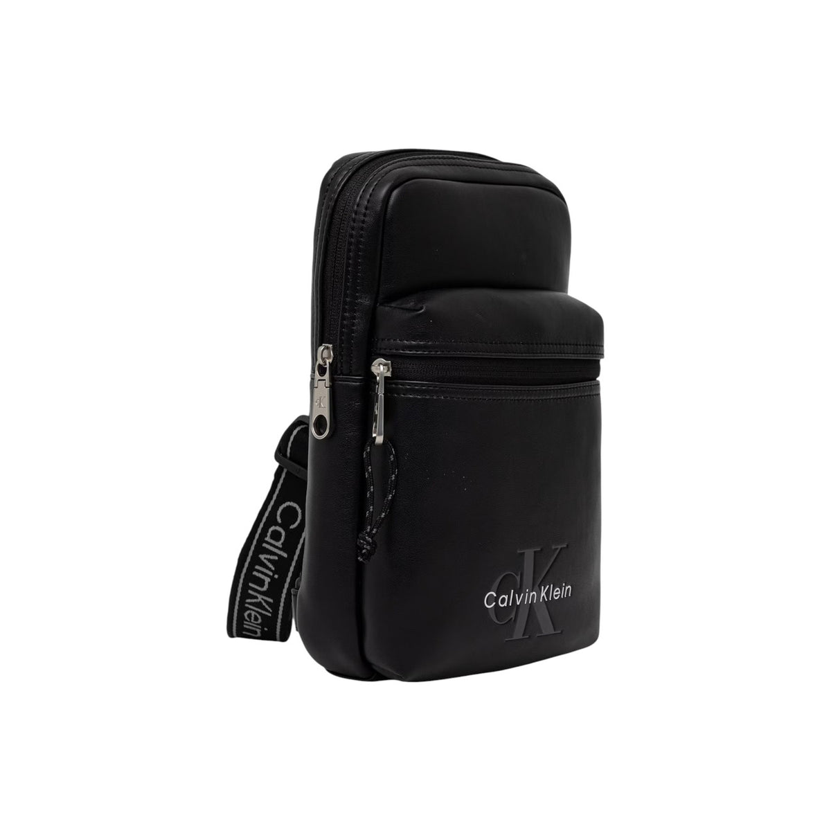 Borsa Monospalla Uomo Calvin Klein Sling; Nero. 100% Poliuretano, doppia tasca zippata, tracolla regolabile in nastro con lettering a contrasto. Dimensioni verticali (17x28 cm), stile casual-urban 4 stagioni. Frontale laterale