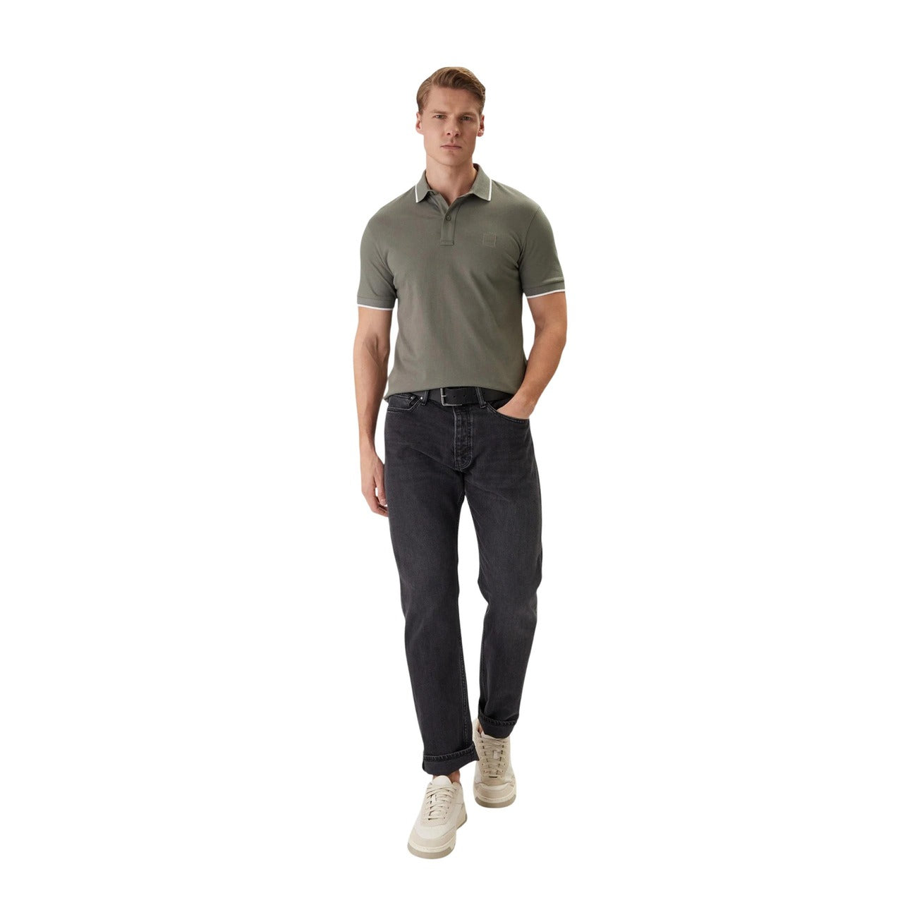 BOSS Passertip Polo 10256683; 95% cotone, 5% elastan, colletto a contrasto, logo applicato. L'eleganza classica BOSS in un capo quotidiano confortevole. Colore grigio vista frontale Figura intera