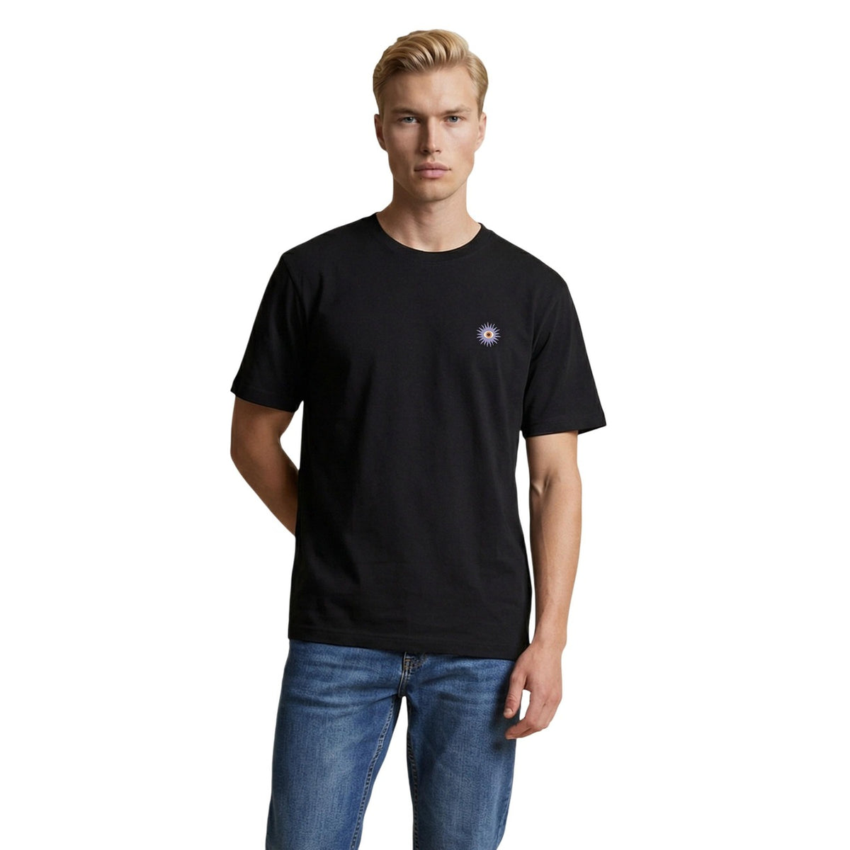T-shirt Only & Sons Onsfred Life Eye; 100% cotone biologico. Fit rilassato, maniche corte, dettaglio occhio sul petto. Maglia maschile ecosostenibile, fresca e resistente. Colore nero vista frontale