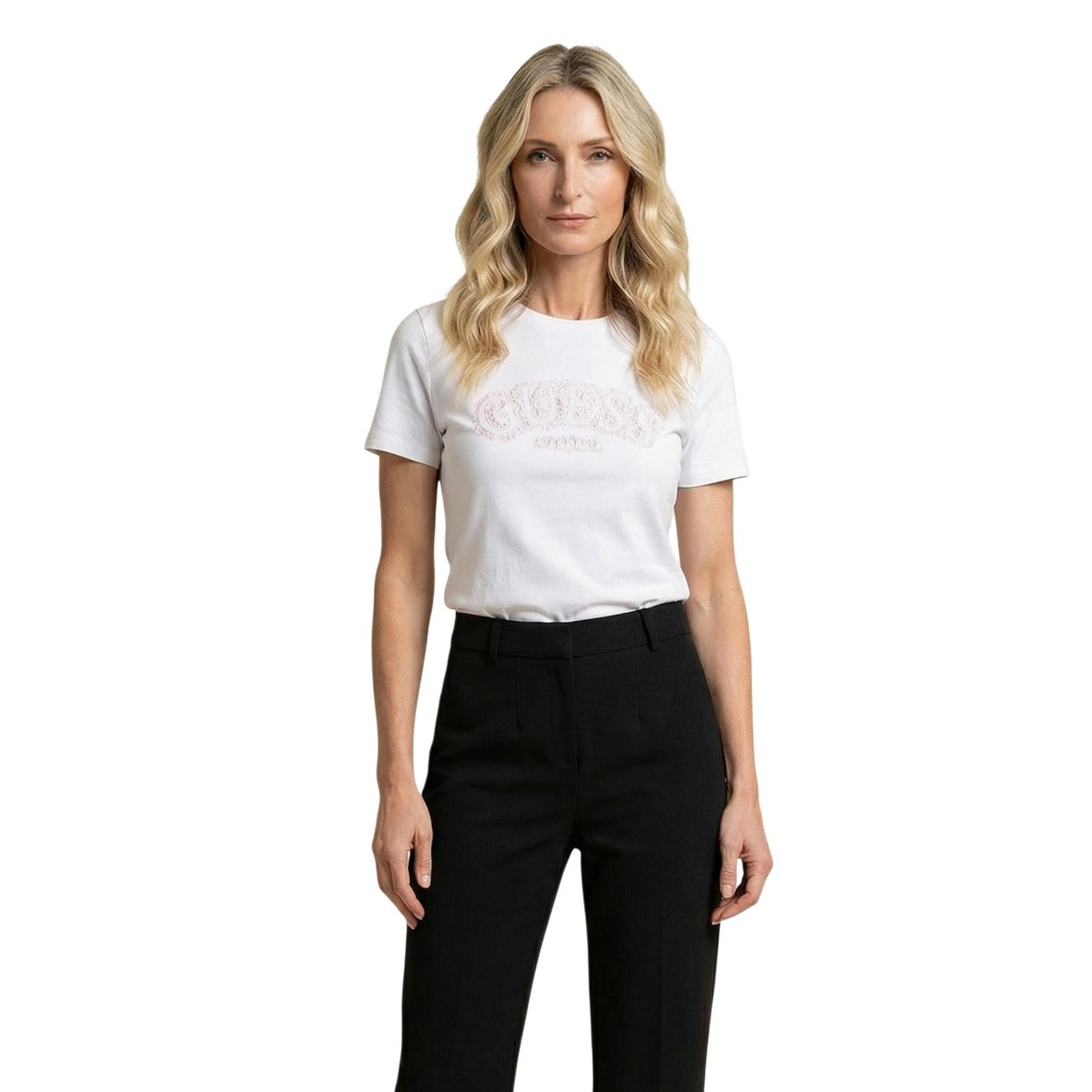 t-shirt bianca a maniche corte da donna Guess LEONA. Realizzata in una morbida miscela di viscosa (96%) ed elastam/lycra (4%), logo Guess in rilievo sul petto, arricchito da dettagli decorativi. Scollo tondo