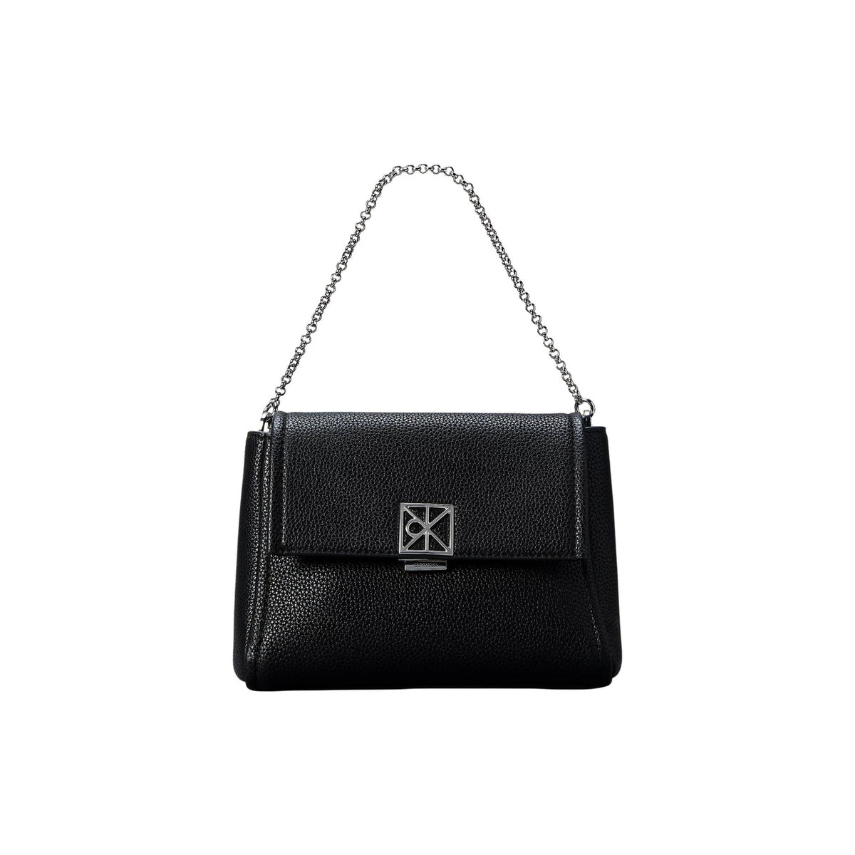 Tracolla Calvin Klein Martellata; ecopelle 100% PU, logo emblema, design piatto. Spallaccio regolabile, chiusura zip, struttura compatta e resistente. Stile urban-chic intramontabile. Colore nero
