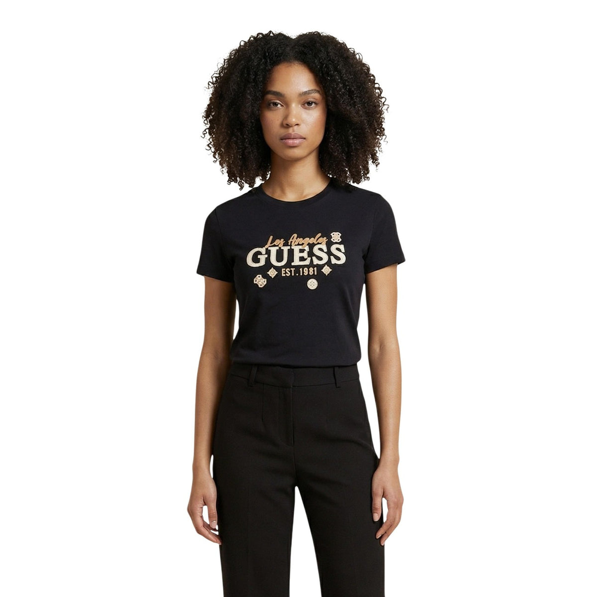 T-shirt nera maniche corte da donna Guess AGNES. Realizzata 100% cotone. girocollo classico, valorizzato dal logo Guess con dettagli dorati e scritta 'Los Angeles' stampata sul davanti. Vista frontale