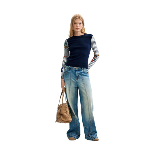 Maglia Desigual donna blu floreale JERS MARINO. Maglione in maglia fine con viscosa e lana, scollo tondo, busto blu scuro e maniche a righe con motivi di fiori, abbigliamento donna autunno inverno.