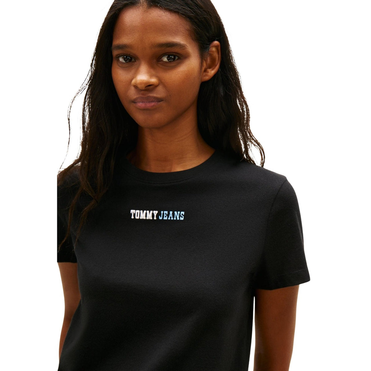 Tommy Jeans T-shirt DW0DW22277; 100% cotone riciclato, scollo rotondo, logo ricamato. Il basic sostenibile e iconico per ogni stagione. Colore nero. Vista Frontale dettaglio logo