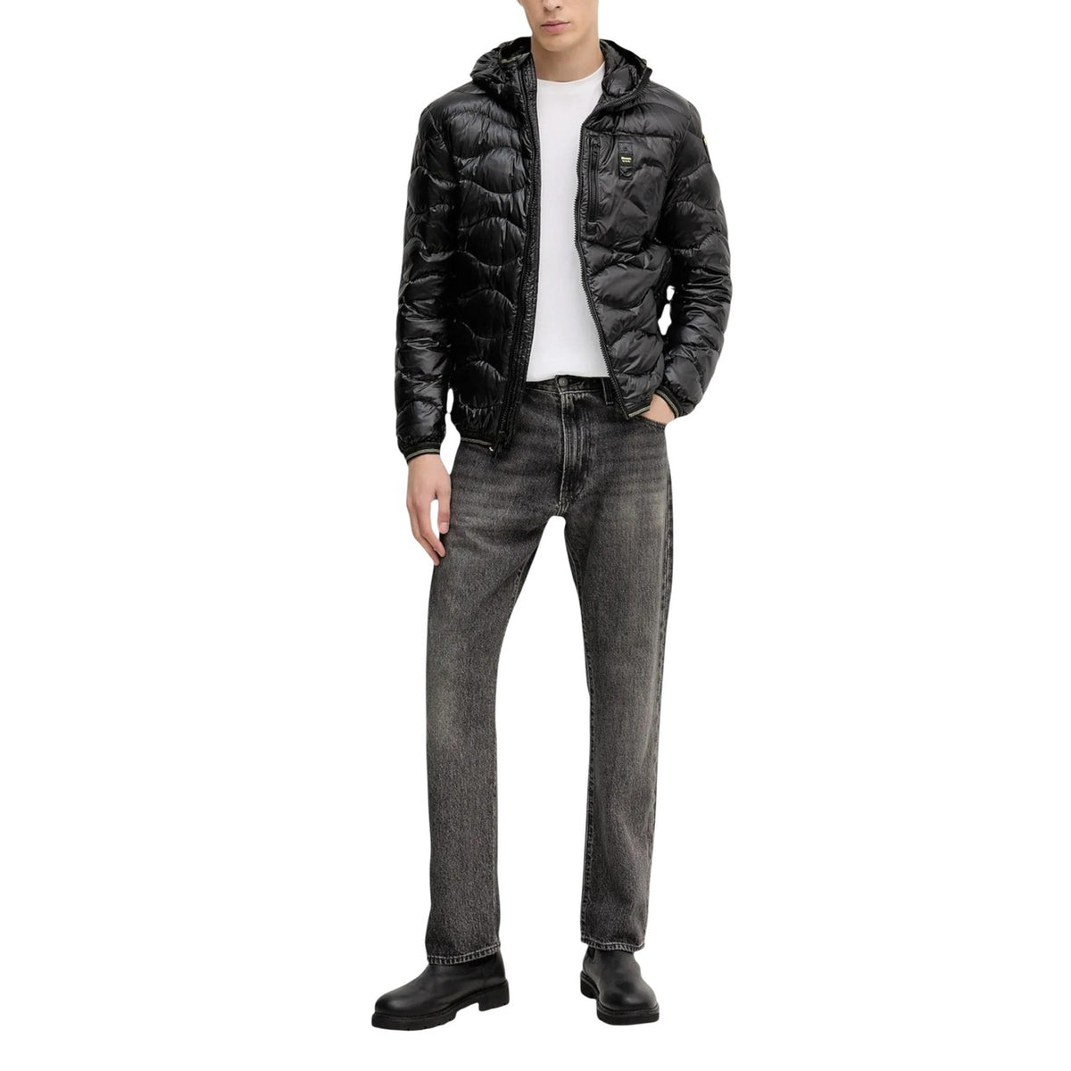 Giubbotto Blauer Piumino ad onde WAVE uomo nero con cerniera cappuccio tasche maniche lunghe 100% poliammide - vista frontale indossato da modello vista intera
