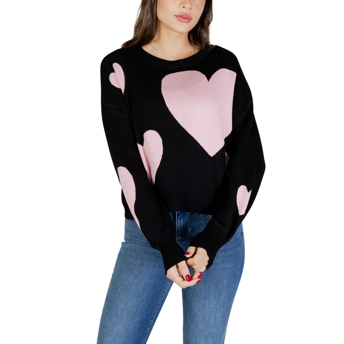 Maglia Only donna nera con stampa cuori rosa maniche lunghe scollo tondo 82% viscosa 18% nylon - vista frontale indossata da modello figura intera