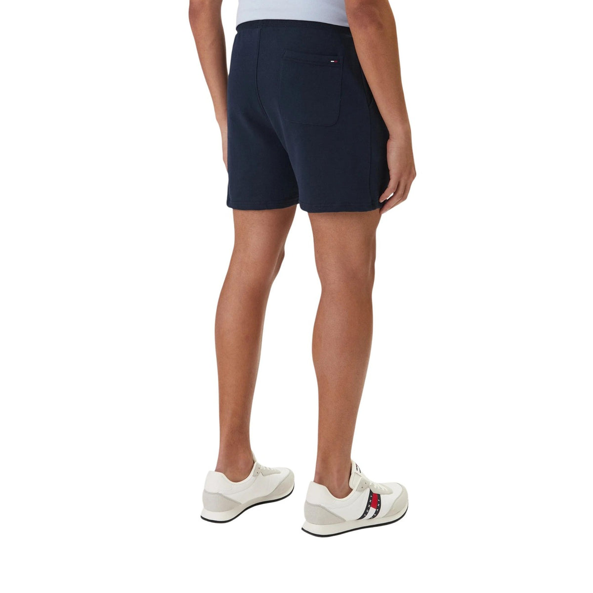 Tommy hilfiger jeans pantaloncini blu navy SIGNATURE sportivi da uomo, caratterizzati da uno stile giovane, casual e sportivo. Presentano un piccolo logo sulla gamba sinistra Vista posteriore retro