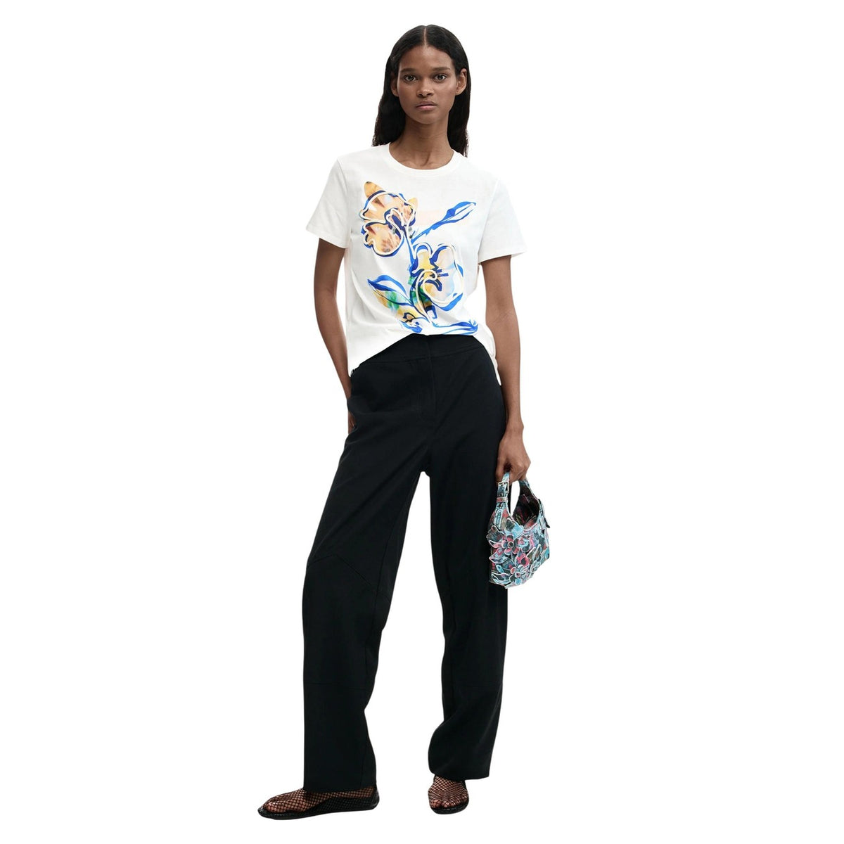 T-shirt Desigual Fiori SS26; 100% cotone, stampa digitale, vestibilità regolare, collo tondo. Il basico floreale fresco e contemporaneo Vista frontale figura intera