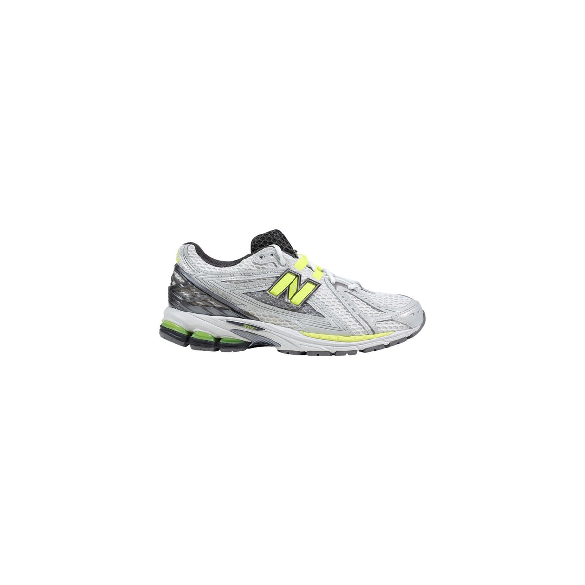 Sneakers New Balance 1906R argento e grigio con vivaci dettagli giallo neon, tomaia in mesh a trama larga e suola tecnica con ammortizzazione visibile. Vista laterale