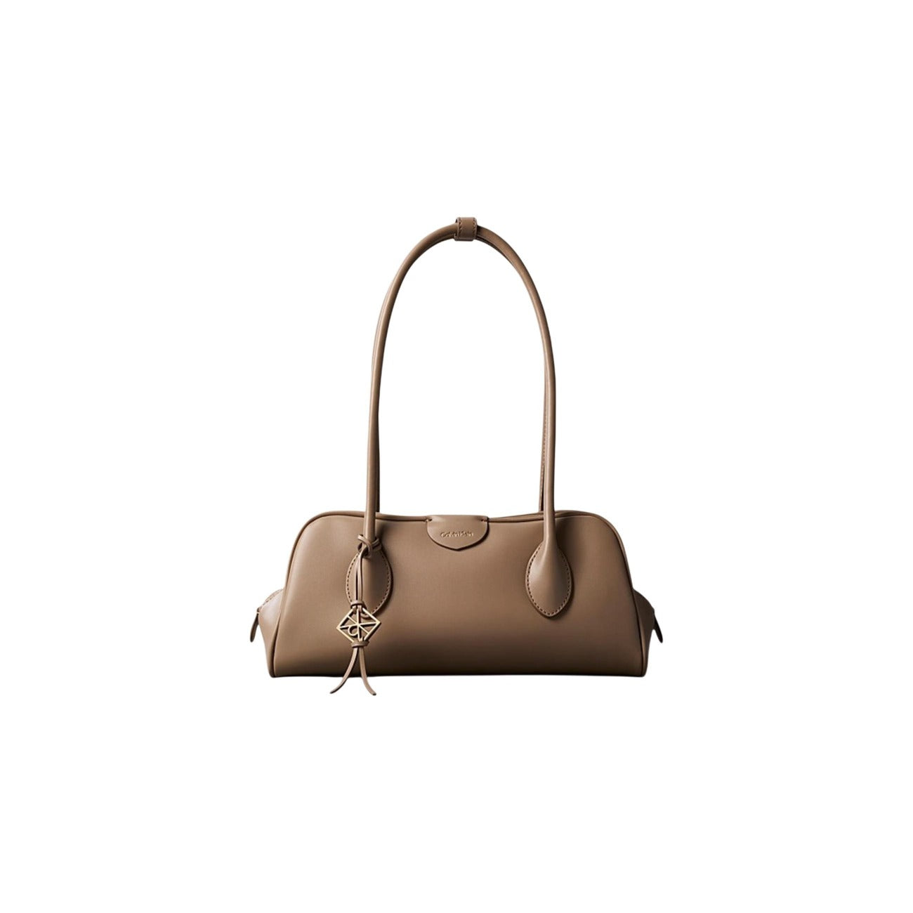Calvin Klein Small Tote Bag; ecopelle morbida, scomparto centrale con zip, tasche magnetiche, ciondolo removibile. L'accessorio essenziale e organizzato per uno stile di vita contemporaneo. Colore beige marrone vista frontale