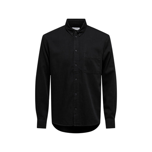 camicia nera da uomo Only & Sons Onsorson Regular Yfm Dnm Shirt Noos è realizzata in puro cotone al 100%. taglio regular offre una vestibilità classica. maniche lunghe, colletto button-down e una pratica tasca applicata sul petto. chiusura frontale con bottoni e i polsini regolabili. Vista frontale