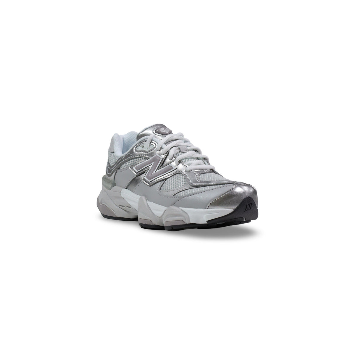 New Balance G90602LB; sneakers unisex in materiale sintetico, design traforato, suola ammortizzata. Il comfort dinamico e iconico per l'uso quotidiano. Vista frontale colore argento grigio