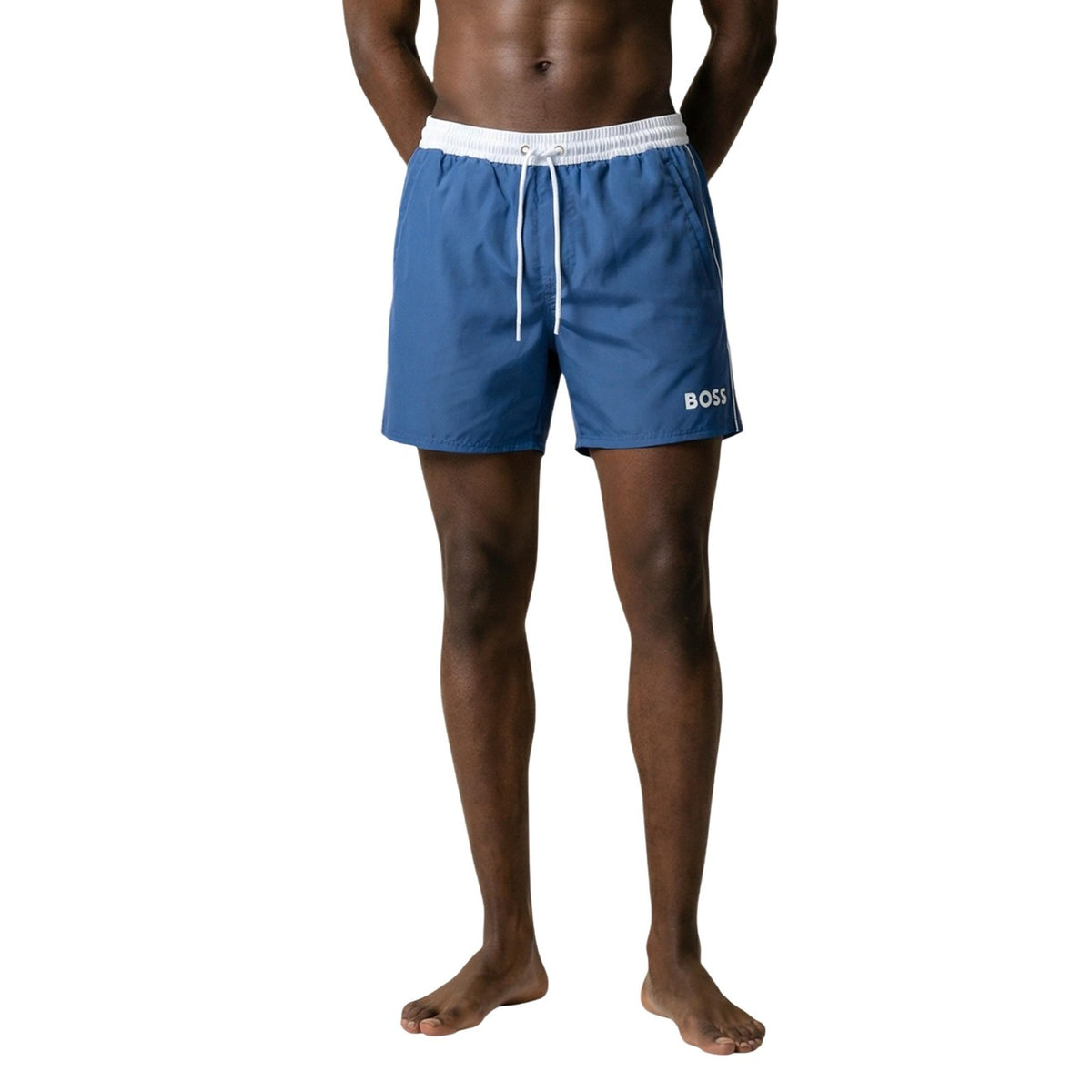 Boss Starfish Swim Shorts 10259586; 100% poliestere riciclato, vestibilità regolabile. L'essenziale Boss per uno stile mare sostenibile e raffinato. Colore azzurro. Vista frontale