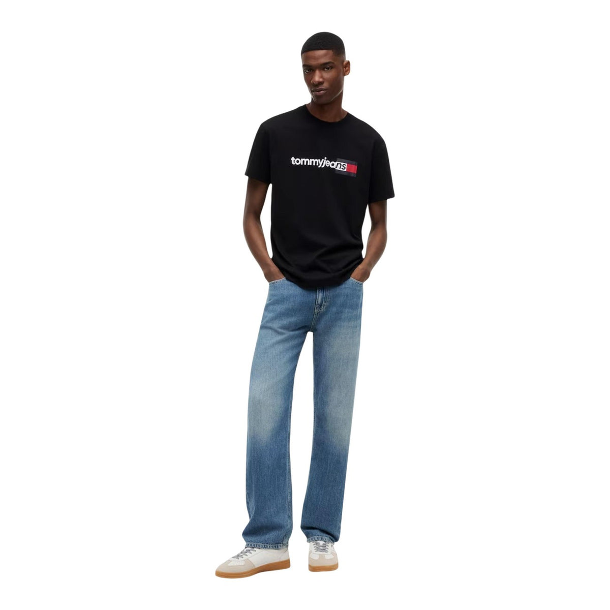 T-shirt Nero Tommy Jeans; Logo Print. 100% Cotone Rigenerato. Regular fit, girocollo, stile casual sostenibile. Leggera, traspirante e iconica. Figura intera