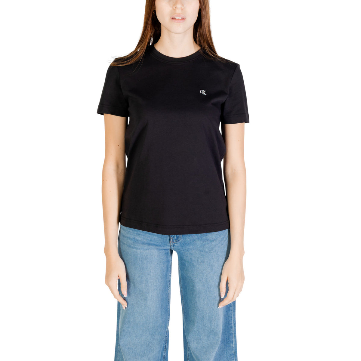 T-shirt Calvin Klein Jeans SS MONOGRAM CREW TEE donna nera con stampa maniche corte scollo tondo 100% cotone - vista frontale indossata da modello