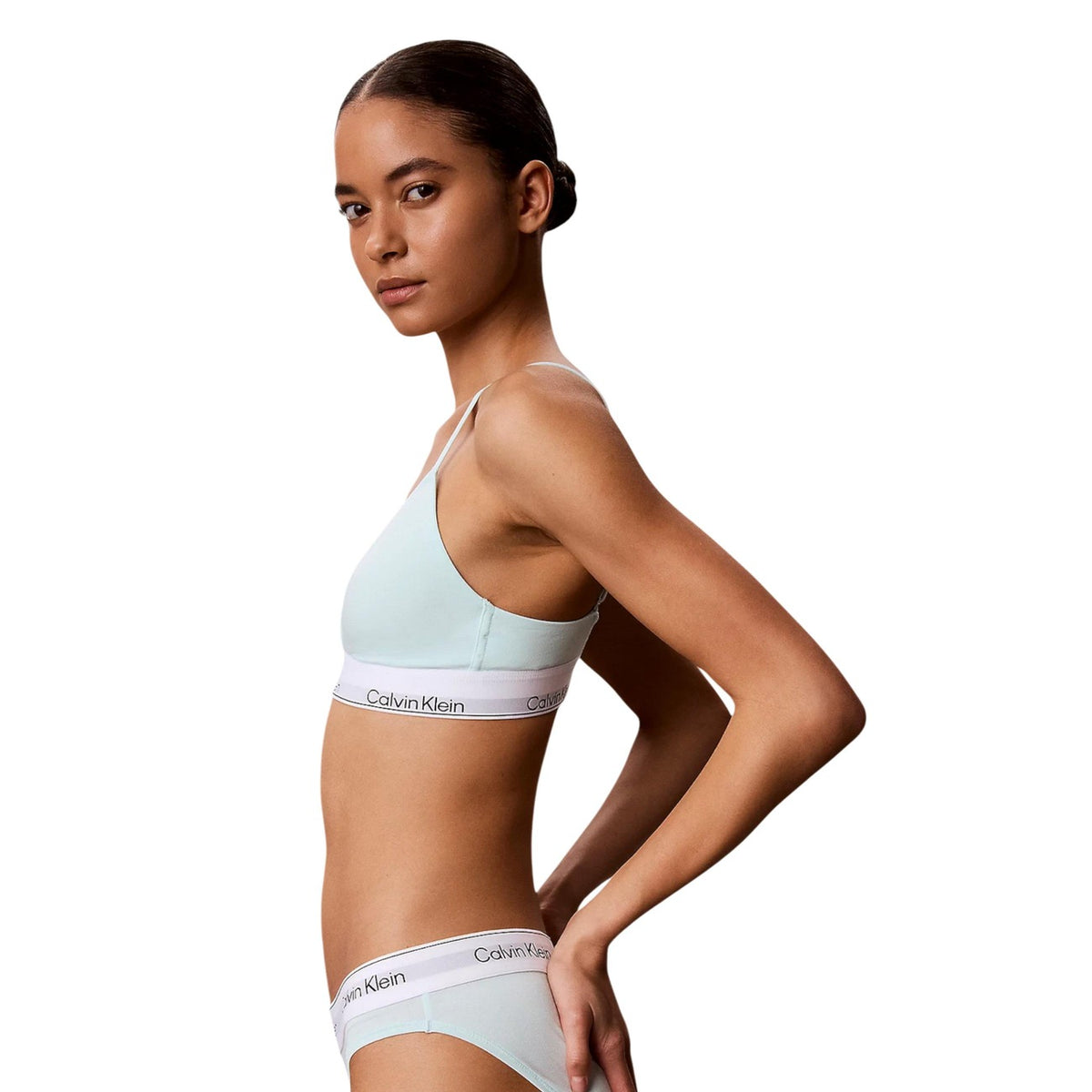 Reggiseno Triangolo verde menta Donna Calvin Klein; Tessuto elasticizzato in cotone e modal con coppe leggermente imbottite. Modello casual con spalline sottili e fascia sottoseno elastica logata, stile essentials 4 stagioni. Laterale