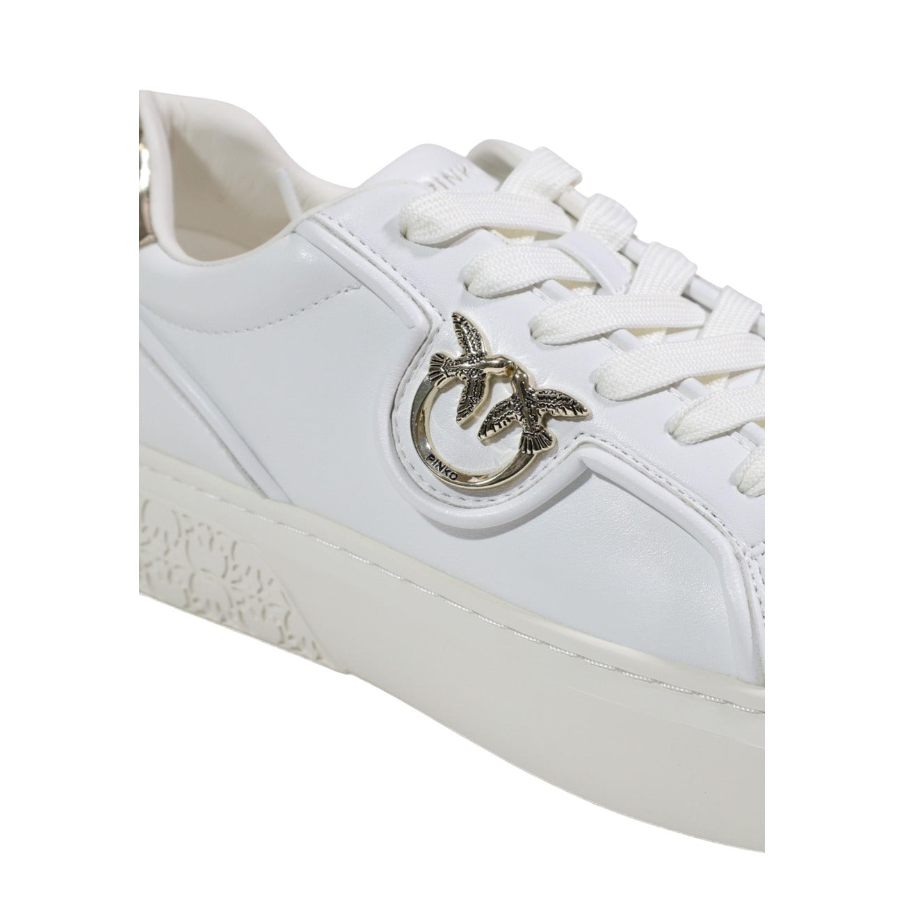 Sneakers Pinko Yoko 06; Bianco, 54% Pelle. Charm logo laterale, dettaglio metallico, suola platform 3 cm. Fodera interna in pelle, stile versatile e robusto. Dettaglio logo