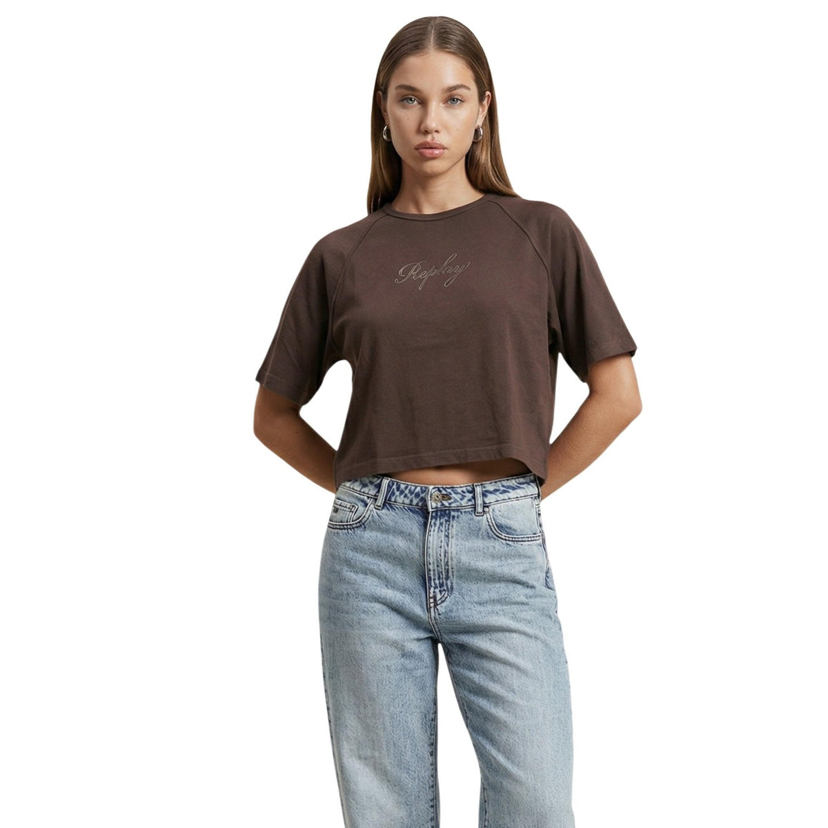 T-shirt Replay W3447D; 100% cotone, vestibilità oversize cropped. Maniche raglan, logo ricamato, scollo tondo. Capo fresco, versatile e di tendenza per outfit casual-urban. Colore marrone