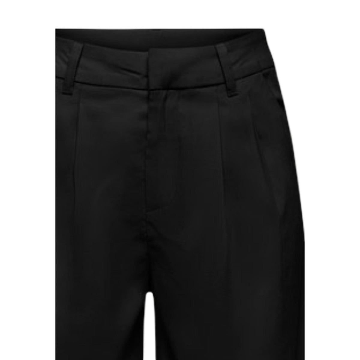 ONLY Aris Life Bermuda; 93% viscosa, linea diritta, vita normale con cerniera nascosta. Lo shorts raffinato e traspirante per l'estate. Colore nero vista frontale