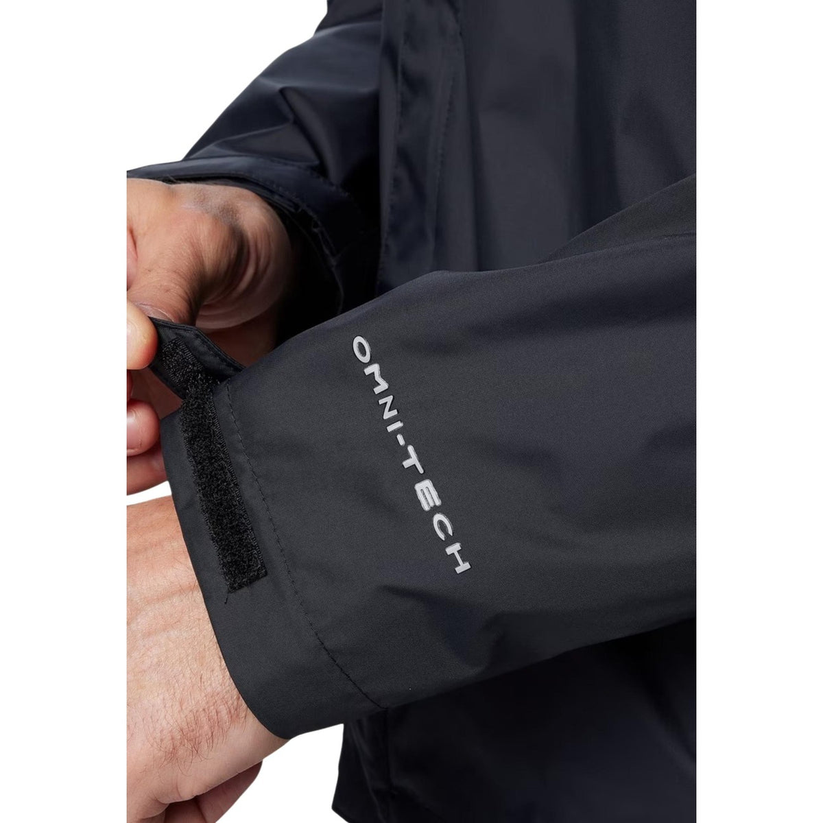 Columbia Rain Jacket Omni-Tech™; impermeabile, traspirante, termosaldato, packable. La protezione totale e leggera per outdoor e città. Dettaglio logo sulla manica