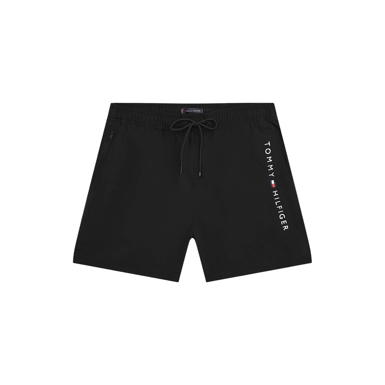 Costume Shorts Tommy Hilfiger; Nero. 100% Nylon. Lunghezza media (40,5 cm), chiusura con lacci, tasca laterale con zip. Dettagli iconici e logo ricamato, lavabile a 30°C. Vista stesa