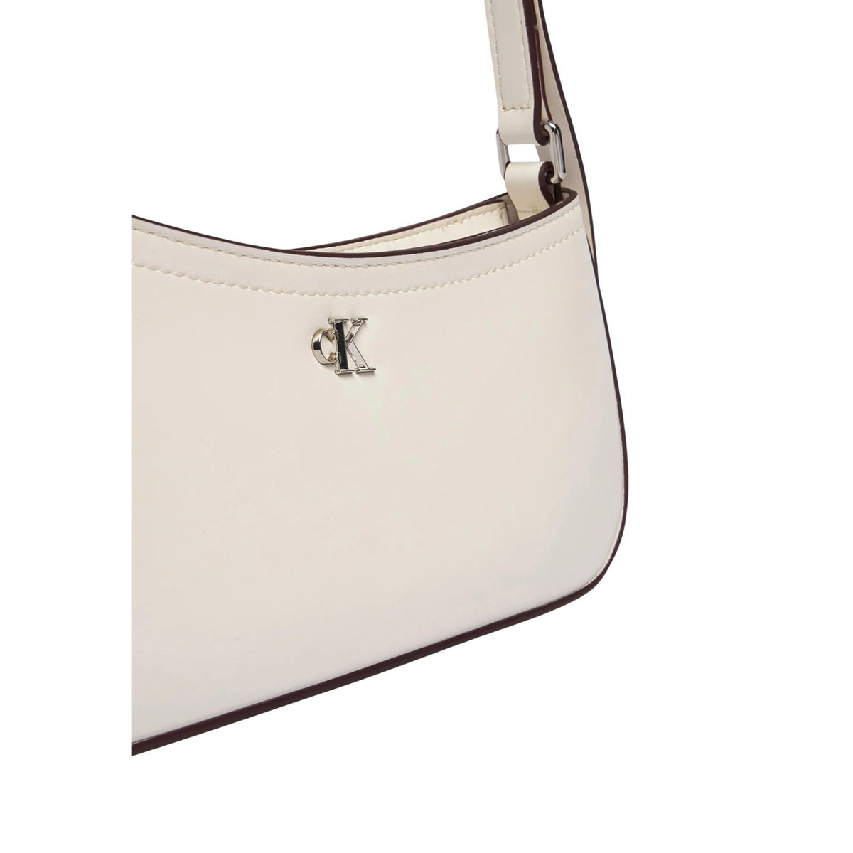 Calvin Klein CK Small Shoulder Bag; 51% poliestere riciclato, logo metallico, tracolla regolabile. La borsa a spalla chic e compatta per look day-to-night. Colore bianco. Vista frontale Dettaglio logo