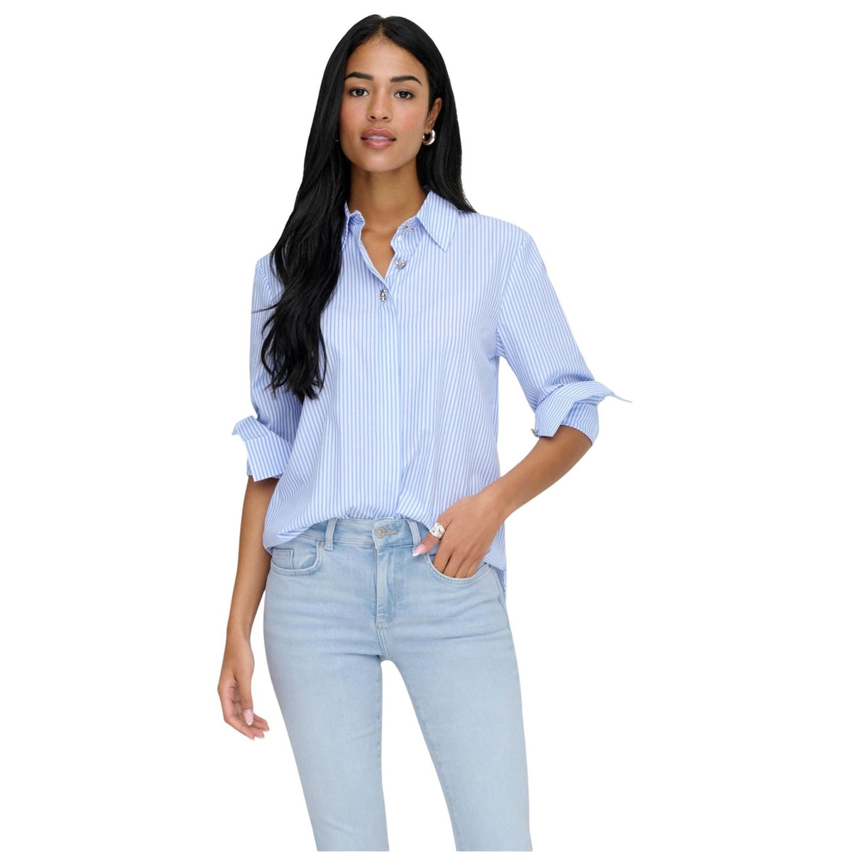 Camicia azzurra JDY Soho Loose Striped, maniche lunghe, design a righe verticali e vestibilità ampia; capo versatile in misto cotone, ideale da indossare aperta o chiusa. Vista frontale