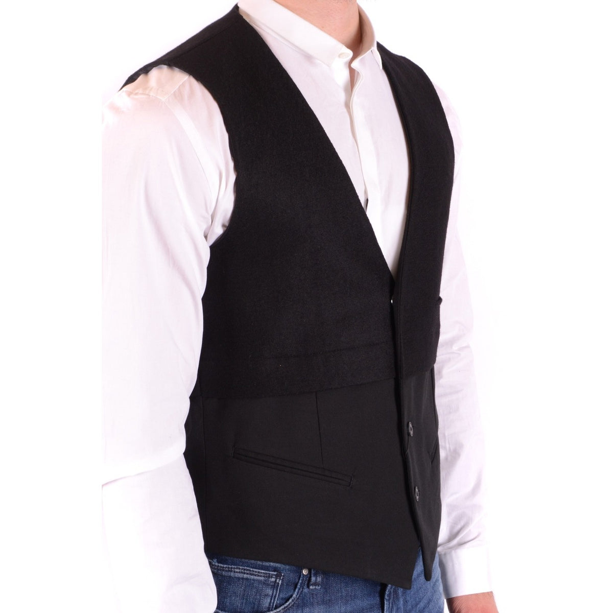 Gilet Antony Morato uomo nero con bottoni scollo a V - vista laterale indossato da modello
