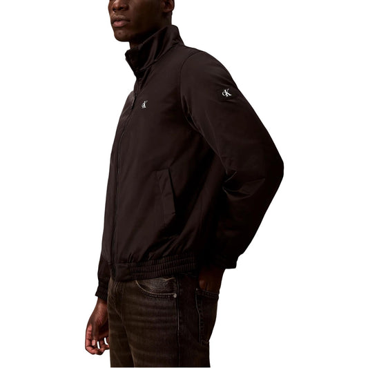 Giacca Calvin Klein Jeans uomo nera con cerniera - vista laterale indossata da modello