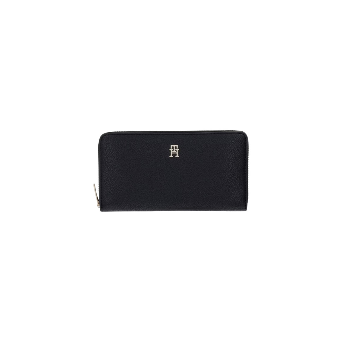 Portafoglio Grande Donna Tommy Hilfiger; Nero. Finitura zigrinata saffiano, chiusura zip around e dettagli in metallo oro lucido. Interno organizzato con portamonete a cerniera e fessure carte. Misure slanciate (20x10,5 cm). Colore nero. Vista frontale