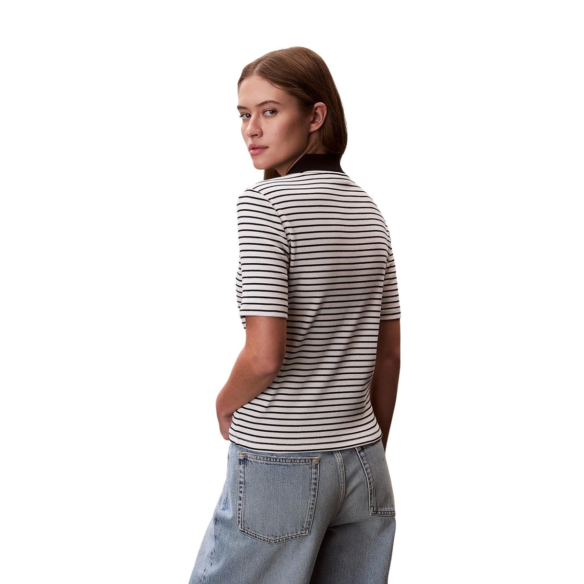 Polo CK Essentials; cotone elasticizzato a costine, slim fit, scollo a V. Monogramma ricamato, maniche corte, stile minimal-chic. Vista posteriore