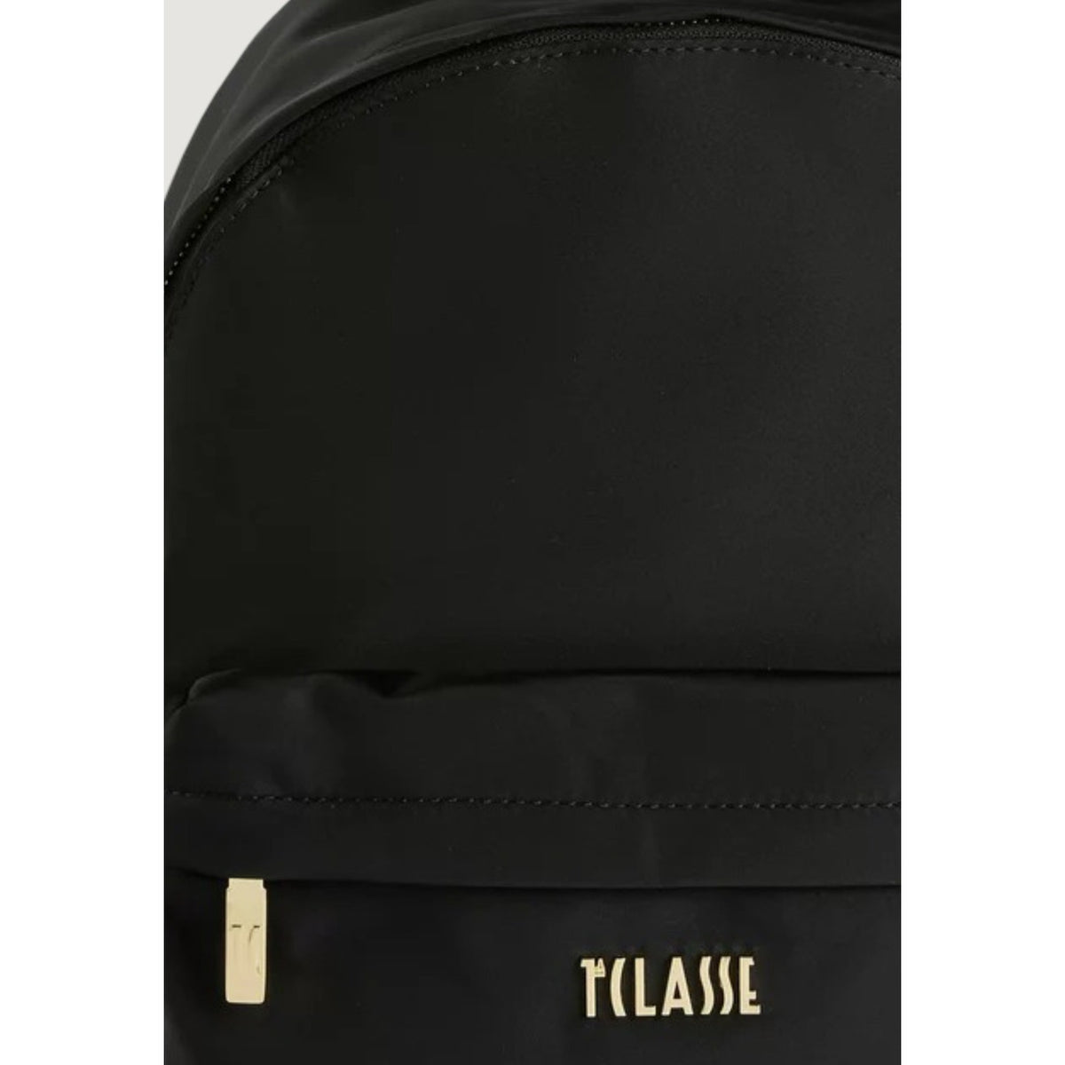 Zaino Alviero Martini GZ69; 95% poliammide, 5% poliacrilico. Spalline Geo Classic, zip dorate, logo metallico. Zainetto tecnico leggero, idrorepellente e iconico.