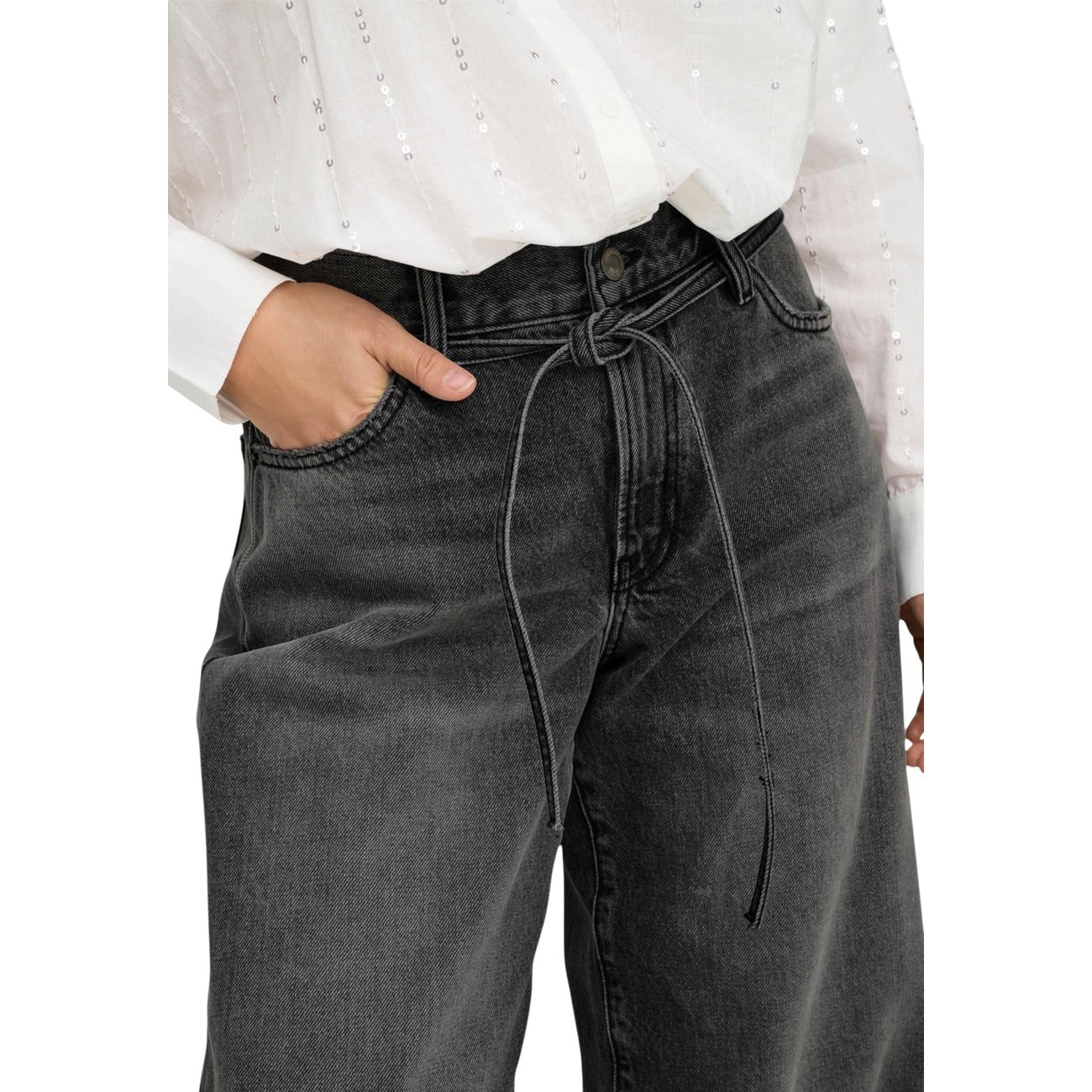 Jeans Balloon Only Onlgianna; Nero. 100% Cotone. Vita media, cintura inclusa, gamba ampia e affusolata al fondo. Stile casual, denim 4 stagioni. Dettaglio cintura
