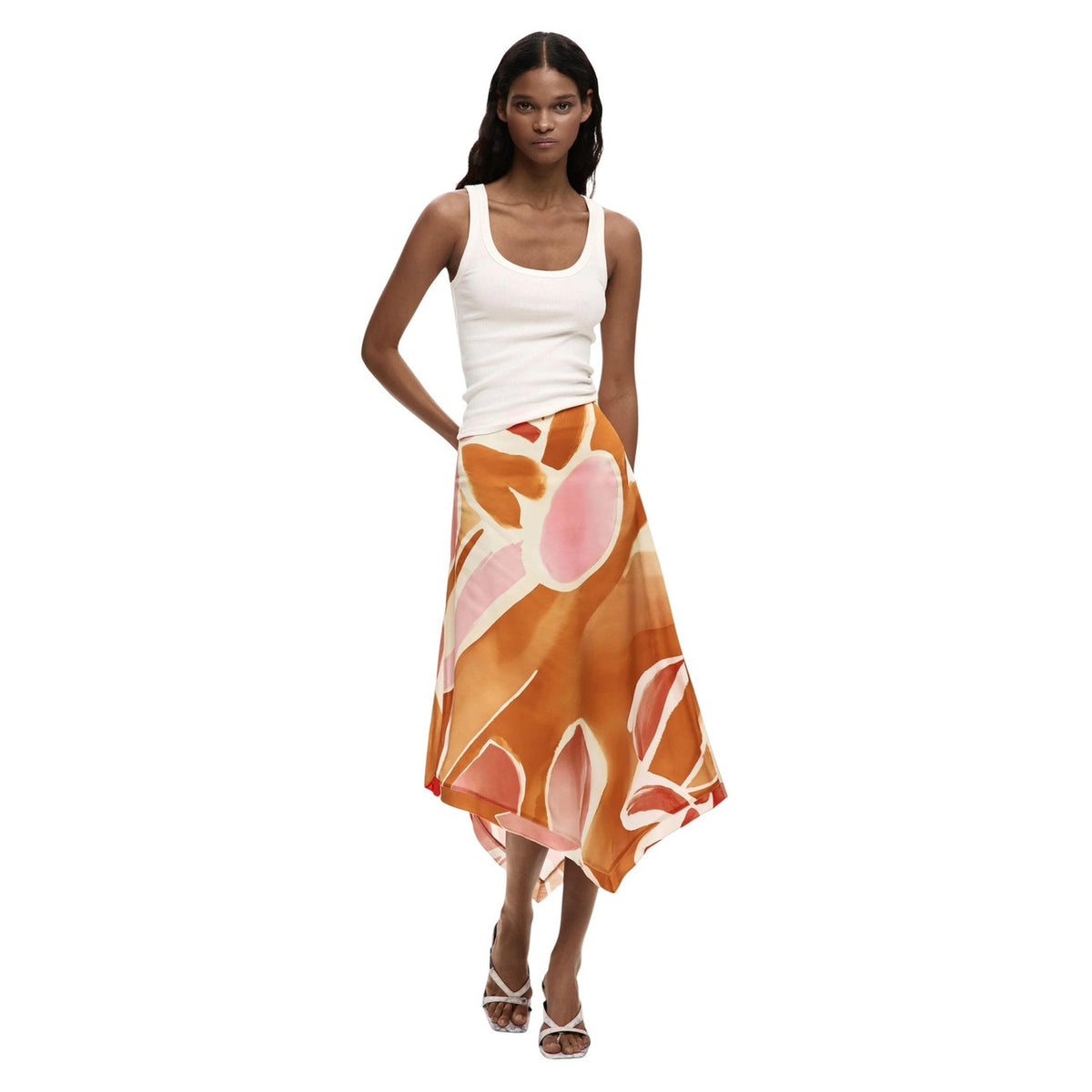 Desigual Gonna Asymmetric Petal; 100% viscosa, stampa floreale, elastico in vita, sottoveste integrata. La gonna lunga che anima l'estate. Figura intera vista frontale indossata da modella