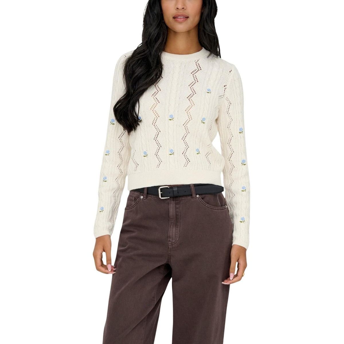 Maglia Only donna bianca con stampa manica lunga scollo tondo 53% cotone organico 47% poliestere - vista frontale indossata da modello figura intera